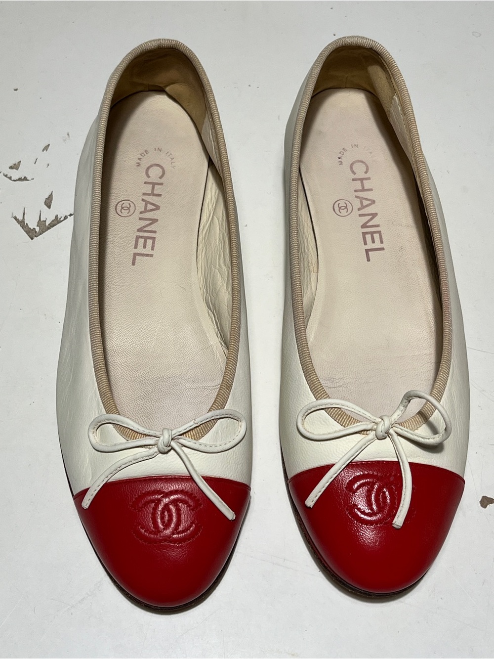 CHANEL Cream Leather Ballet Flats with Red Cap Toe